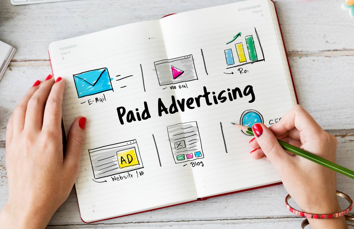 Google Ads optimizasyonu ve reklam yönetimi stratejilerini anlatan dijital illüstrasyon.