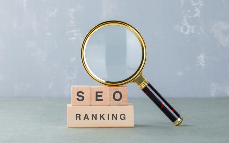 SEO ile organik trafik artırma stratejilerini anlatan dijital illüstrasyon.