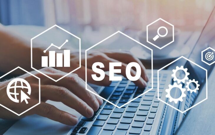 E-ticaret SEO stratejisini gösteren, birbiriyle bağlantılı dişlilerden oluşan bir infografik.
